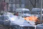 Мъж запали служебен автомобил до сградата на Народното събрание (ВИДЕО)