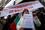 Граждани протестират пред КЕВР и днес, стигна се до напрежение (СНИМКИ)