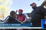 Доброволци готвят и разнасят храна на нуждаещите се (ВИДЕО)