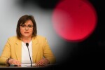 Нинова няма да подава оставка, не можела да остави партията без председател