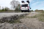 „Цялата кола се усуква“: Защо пътят, свързващ Бургас с Варна, не е ремонтиран от 30 години
