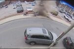 Видео показва ужасяващия момент, в който шахта се взривява до жена и внуците ѝ 