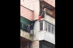Дете увисна на парапет на тераса на 8-ия етаж в Ямбол (ВИДЕО и СНИМКИ)