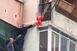 След като 2-годишно дете увисна от балкон на 8-ия етаж в Ямбол: Какви са санкциите за родителите?