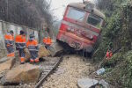 Влак дерайлира край Трявна заради свлачище, има пострадали пътници (ОБЗОР)