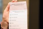 Урната в секция в Баня - с разкъсана лепенка, до нея - приготвени бюлетини