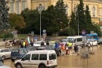 Протестиращи пресичат пешеходната пътека пред БНБ в София, има задържан