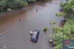 Кадри от дрон: Спасяват мъж от кола във воден капан заради бурята „Деби“ (ВИДЕО)