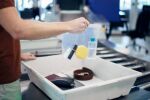 ЕС премахва ограниченията за течности в ръчния багаж