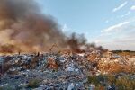 Голям пожар в депото за отпадъци край Силистра, гъст дим покри небето (СНИМКА+ВИДЕО)