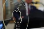 Apple изработи статуетка от 24-каратово злато и стъкло за Доналд Тръмп