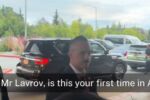 Сергей Лавров се появи в Аляска с блуза с надпис 
