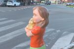 Вандализъм в Костинброд: Мъж насъсква кучето си срещу декоративни фигури на пешеходци