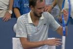 Счупени ракети и нерви: Медведев вилнее в Ню Йорк (ВИДЕО)
