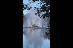 Пожарникарски хеликоптер се разбива в езеро, докато събира вода (ВИДЕО)