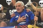 Дядо с бастун от агитката на Левски впечатли света (СНИМКА)