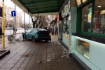 Автомобил се заби в заведение за бързо хранене в София (СНИМКИ)