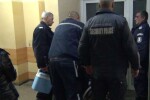 Настаняват в психодиспансер мъжа, ранил полицаи в автобус