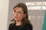 Politico: Всички остриета са насочени към Екатерина Захариева, тя може и да не оцелее