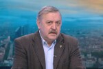 Проф. Тодор Кантарджиев: „Омикрон“ се бори с бустер