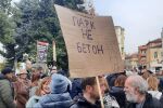 Стотици пловдивчани на протест заради решение за строеж край Гребната база (СНИМКИ)