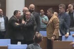 Юмручен бой в пленарната зала: Радостин Василев и Гюнай Далоолу се сбиха (ВИДЕО)