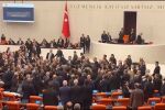 Масово сбиване в турския парламент заради Бюджет 2026 (ВИДЕО)