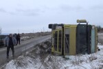 Камиони се преобръщат по пътищата заради лошото време (ВИДЕО и СНИМКИ)