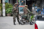 Войник уби 20 минувачи и взе заложници в Тайланд