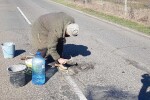 Сензация в интернет: Бай Георги, който сам кърпи дупките на пътя (ВИДЕО)