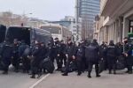 Сблъсъци между протестиращи и полиция пред сградата на Общинския съвет в Нови Сад (ВИДЕО)