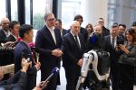 „Добро утро, господин президент, аз съм Лука“: Вучич се запозна с робот, облечен с елек с гайтани