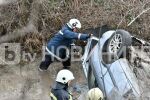 Мъж и жена загинаха след падане на кола в дере край Хасково (СНИМКИ)