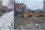 Снежна София под блокада: Трамвай дерайлира на бул. „Христо Ботев“