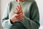 Подути пръсти на ръцете: 12 причини, които не трябва да игнорирате