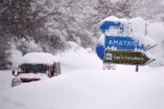 Трима души са в неизвестност, след като лавина затрупа хотел в Италия