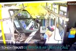 Пикап се заби зрелищно в автобус в Ню Йорк (ВИДЕО)