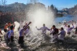 На Богоявление хиляди се хвърлиха в ледените води за кръста (ОБЗОР)