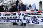 Полицаите посрещат евроделегатите с протестни плакати