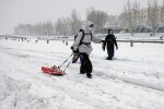 Властите в Испания ще доставят ваксини и храни в откъснатите от снега райони