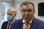 Здравният министър призова за разумен дебат за отварянето на заведенията