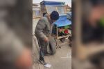 Инженерна мисъл от Северозапада: Мъж прави „самоделно камионче“ с подръчни материали (ВИДЕО)