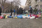 Кризата с боклука в София: Граждани изхвърлиха смет пред общината