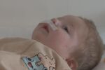 Бебето Дани се нуждае от средства за рехабилитация, за да се храни и движи самó