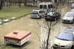 Десетки коли са наводнени заради авария в столичния квартал 