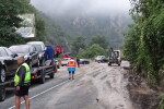 Кално свлачище затруднява движението в Креснеското дефиле (СНИМКИ И ВИДЕО)