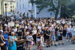 В подкрепа на Дебора: Многолюден протест пред Съдебната палата в Пловдив