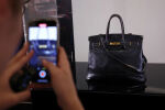Продадоха първата чанта Hermès Birkin за рекордна сума на търг в Париж