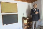 Като учител Васил Левски първо поставя две табла - на порицанието и на честта