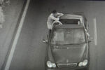Седнал на прозореца и с тяло извън автомобила: Хванаха нарушители, заснети от тол камера